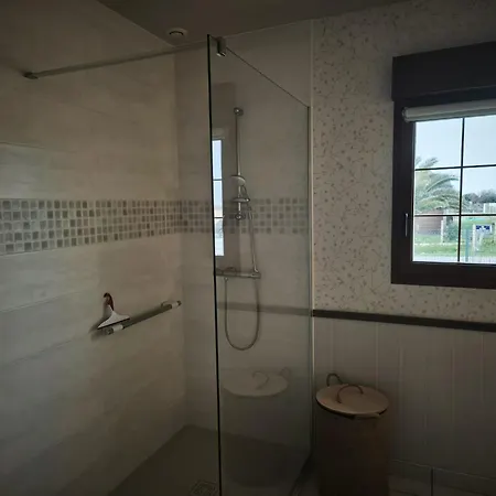 Hébergement de vacances Horizon Marin Maison Plain Pied à 150m De La D'asnelles, Vue D'une Chambre, Entièrement Rénovée En 2026, Jardin, Belle Terrasse, Parking Privatif, Au Coeur Des Plages Du Débarquement, Proche De Tous Commerces, Près De Bayeux